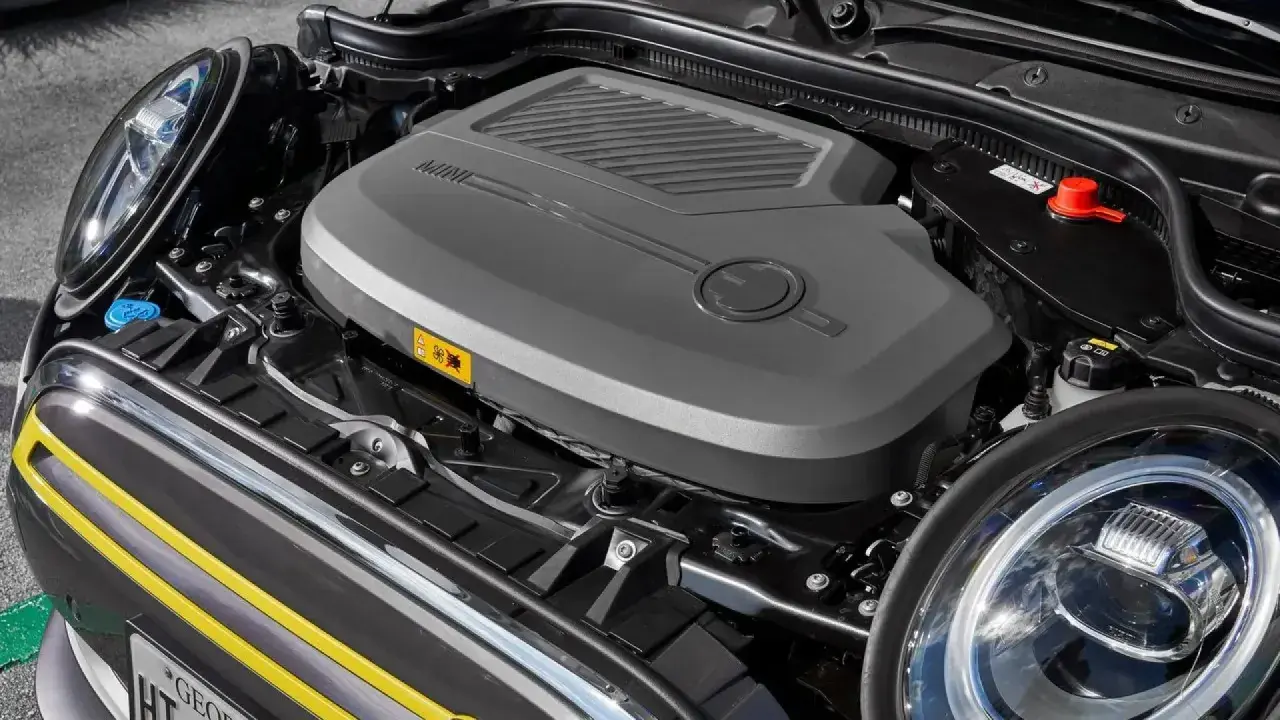 Compartimento del motor de un Mini. Aquí puedes ver cómo saber los caballos de mi coche, observando la potencia y el diseño.