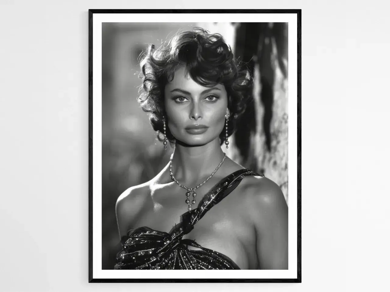Ikoniczna Sophia Loren, jej zjawiskowa figura i spojrzenie hipnotyzują. Ubrana w błyszczącą suknię, z elegancką biżuterią.