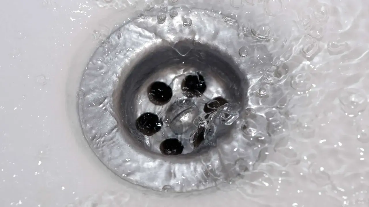 Wasser staut sich im Abfluss. Die Badewanne ist verstopft, Rohrreiniger hilft nicht.