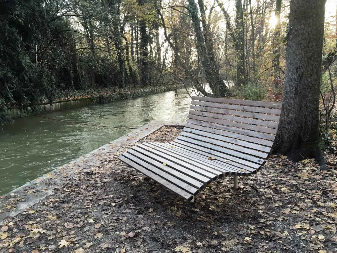 Ein geschwungenes Holzsofa, perfekt, um die Natur zu genießen. Ein tolles Projekt, um ein Waldsofa selber bauen.