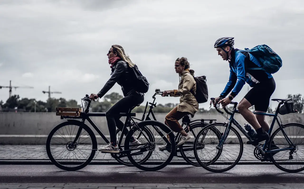 Trzech rowerzystów jedzie obok siebie. Czy planują trasę na komoot czy strava?