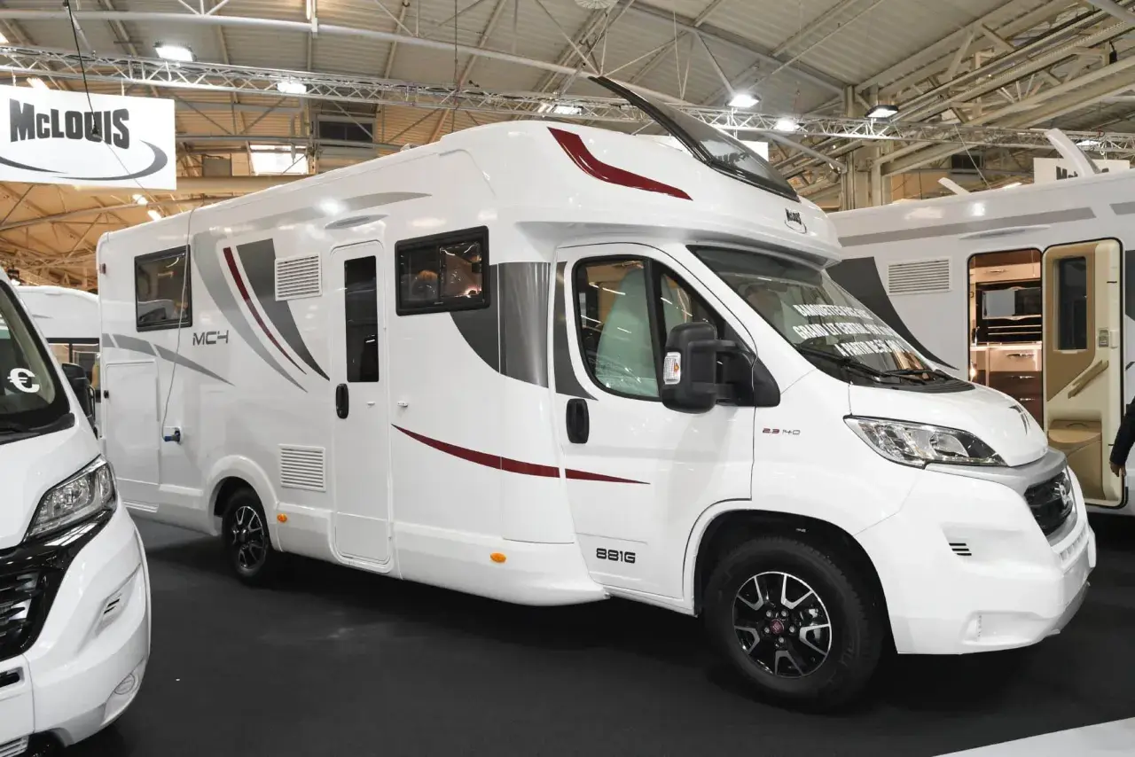 Camping-car Mc Louis blanc, modèle MCH 4, avec des accents bordeaux et gris. Idéal pour découvrir les spécificités de la fiche technique Mc Louis.
