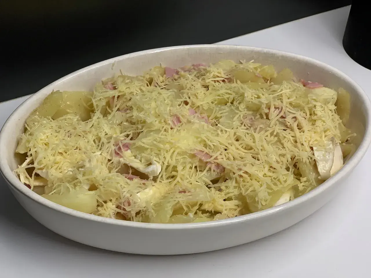 Gratin de pommes de terre et jambon, prêt pour la cuisson. Une délicieuse recette patisson, facile et rapide à préparer.