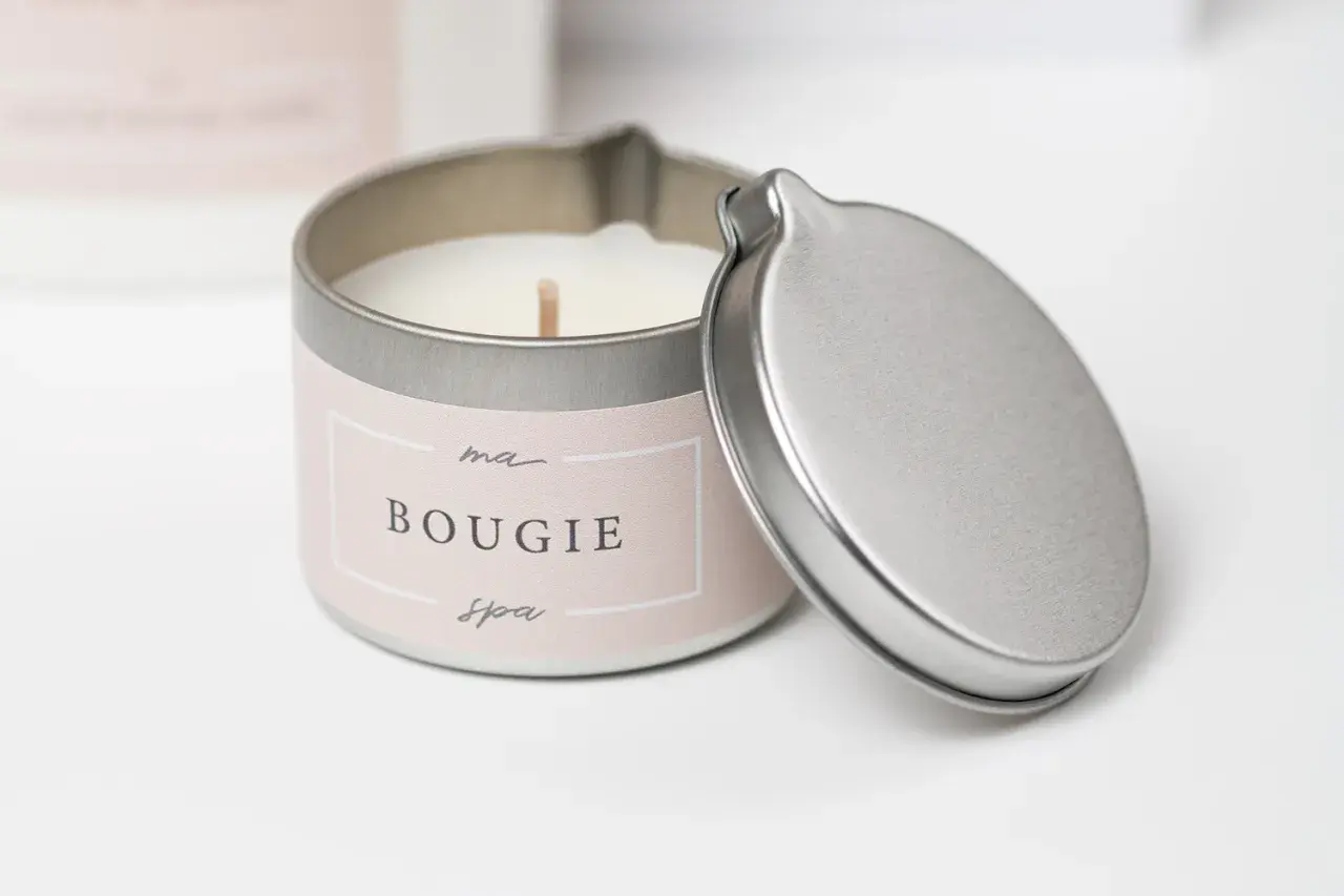 Elegancka bougie po polsku w metalowym opakowaniu, z delikatną etykietą "ma BOUGIE spa". Idealna do relaksu.