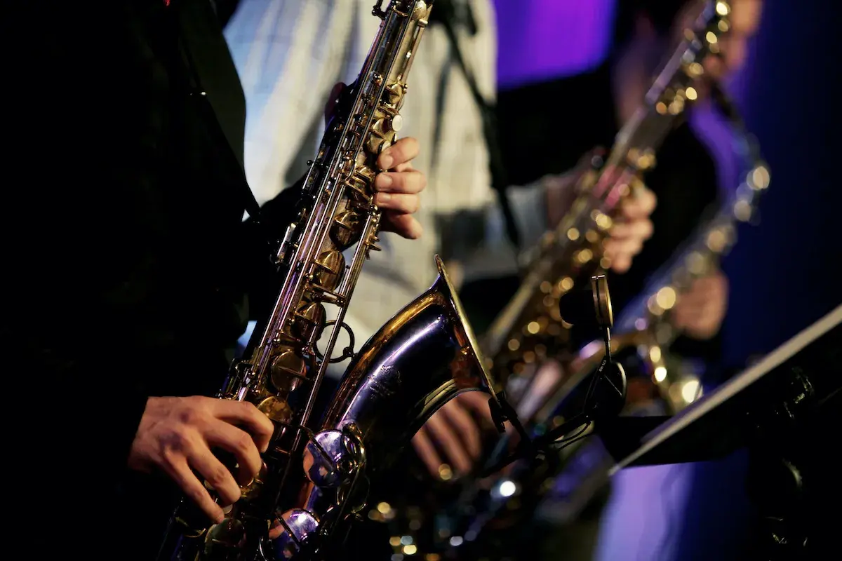 Bebop i ekspresyjny styl jazzowy - poznaj tajemnice muzycznej rewolucji