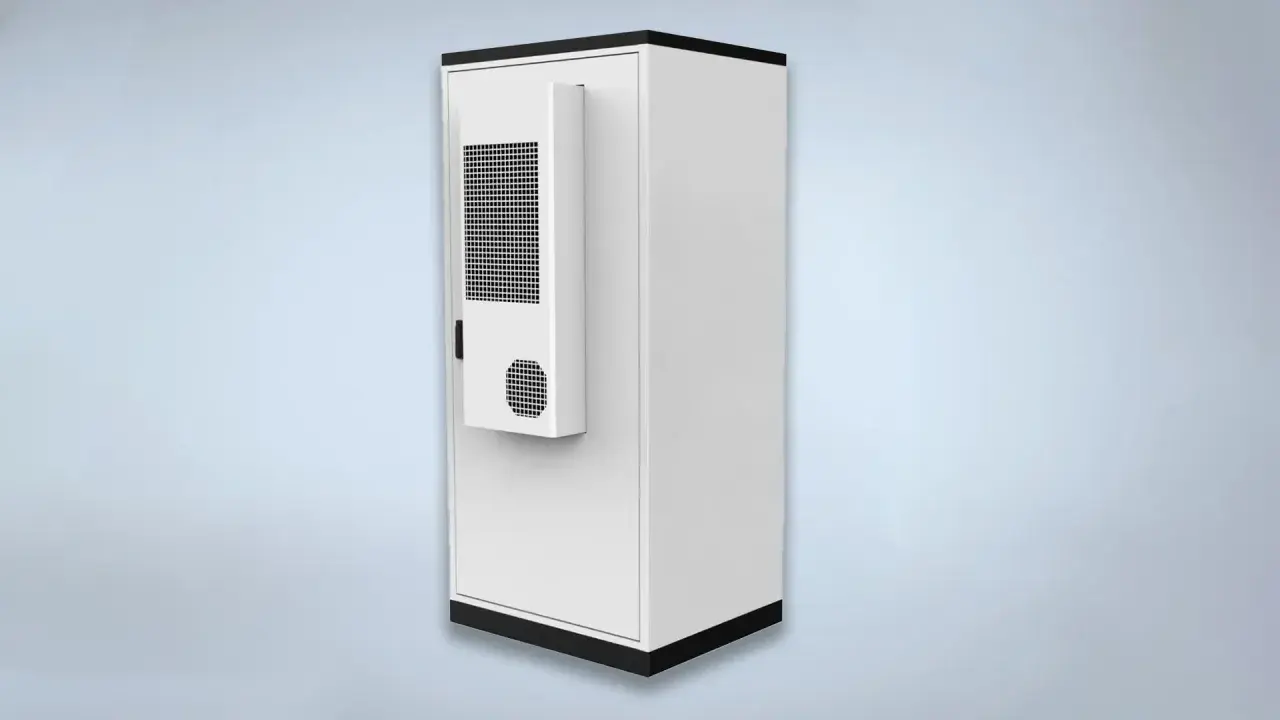 Biały magazyn energii 50 kWh, z czarnymi elementami, z panelem wentylacyjnym z kratką. Sprawdź magazyn energii 50 kwh cena.