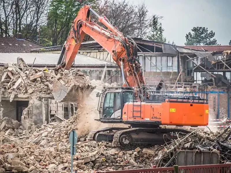 Ile kosztuje wyburzenie budynku gospodarczego? Sprawdź ukryte koszty