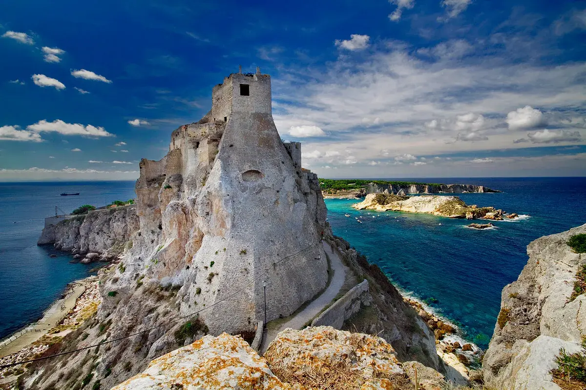 Rocche imponenti e mare cristallino: ecco cosa vedere a San Domino, un gioiello delle Tremiti.