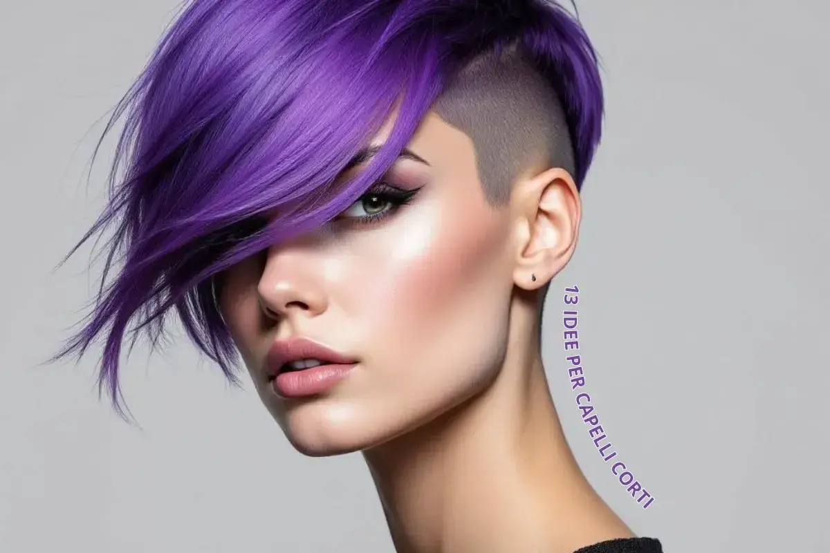 Pixie cut audace con capelli fini viola acceso e rasatura laterale. Un look moderno e di tendenza.