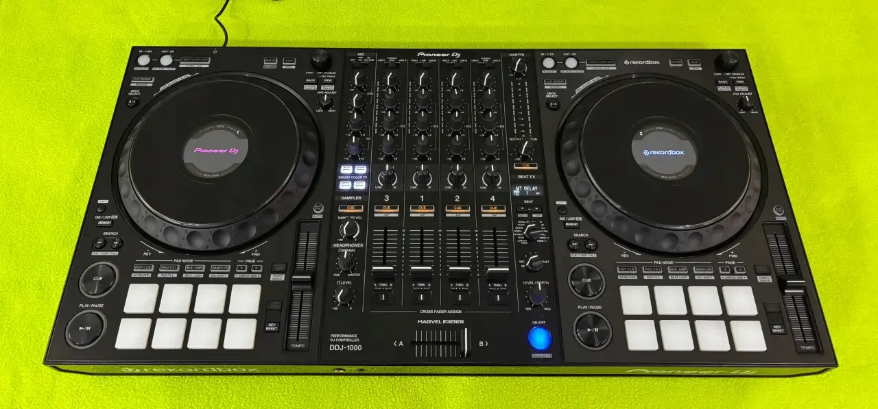 Koszt sprzętu DJ: Od 1000 zł na start do pro zestawu planuj mądrze!