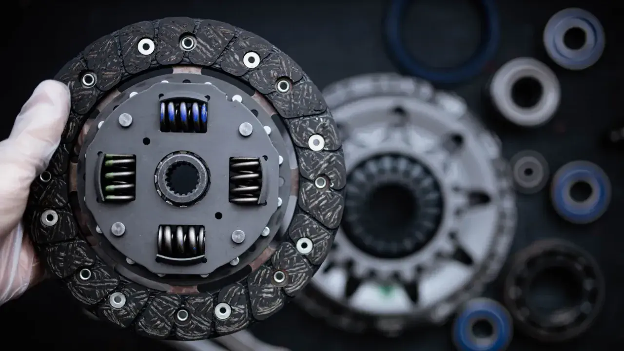 Gros plan sur un embrayage de voiture, pièce essentielle pour le bon fonctionnement d'une boîte automatique.