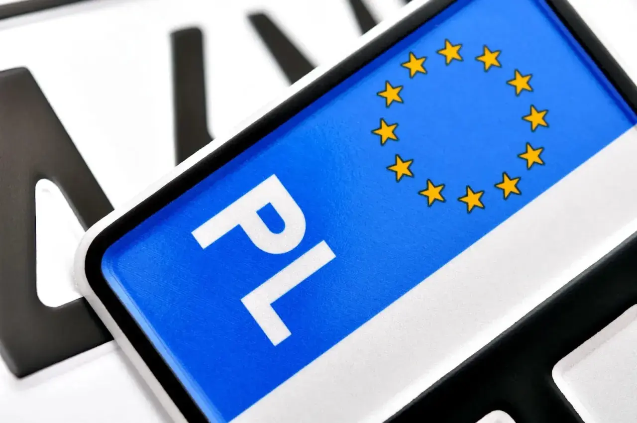 Polskie tablice rejestracyjne z symbolem UE. Zastanawiasz się nad koszt przerejestrowania samochodu?