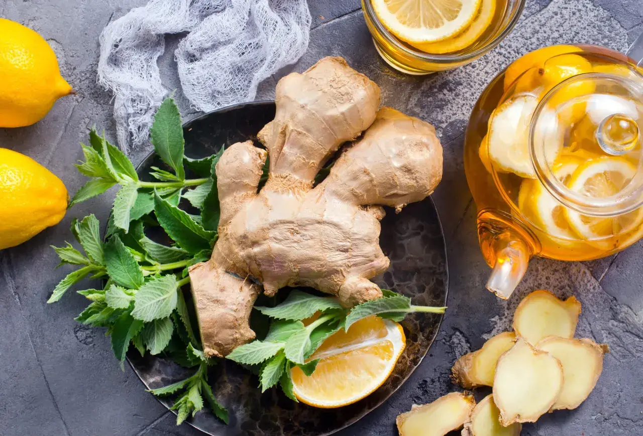 Zenzero, limone e menta per una tisana benefica. Scopri le zenzero proprietà per il benessere.