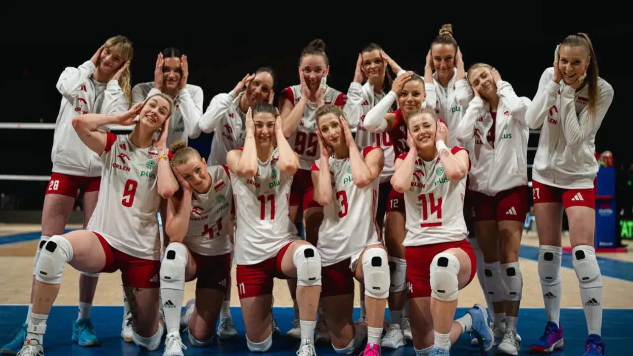 Siatkarki reprezentacji Polski w Lidze Narodów kobiet, z rękami na uszach, celebrują zwycięstwo.