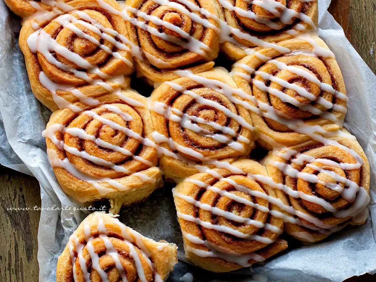 Rotolini alla cannella con glassa bianca, una ricetta facile e golosa. Perfetti per la colazione o la merenda.