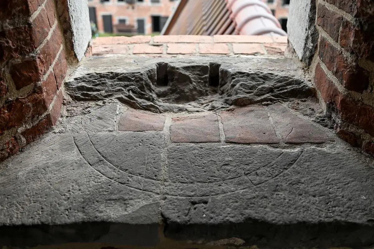 Kamienne wyrycia na parapecie okna twierdzy Wisłoujście. Sprawdź twierdza wisłoujście cennik, by poznać ceny wstępu.