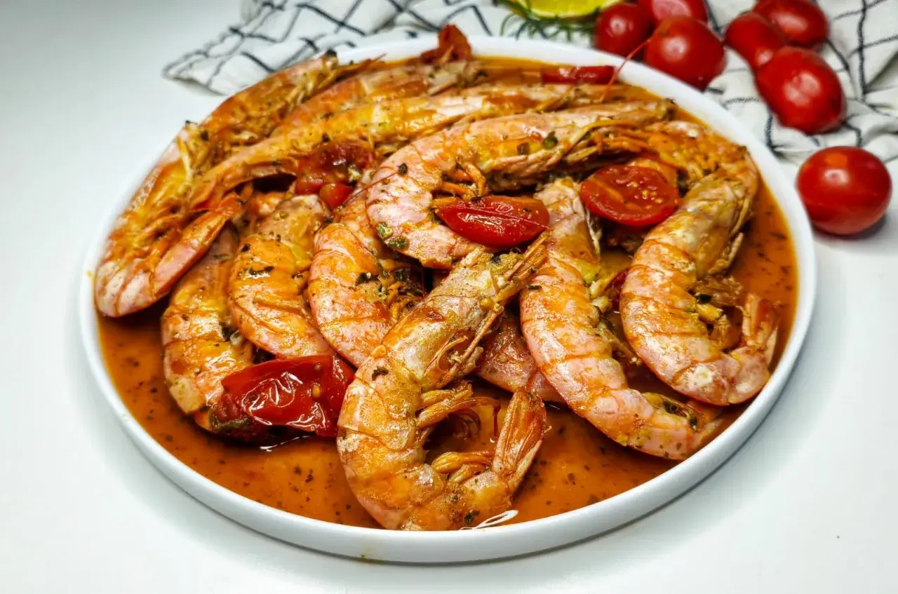 Gambas recette : grosses crevettes poêlées avec des tomates cerises dans une sauce savoureuse. Un plat qui met l'eau à la bouche.