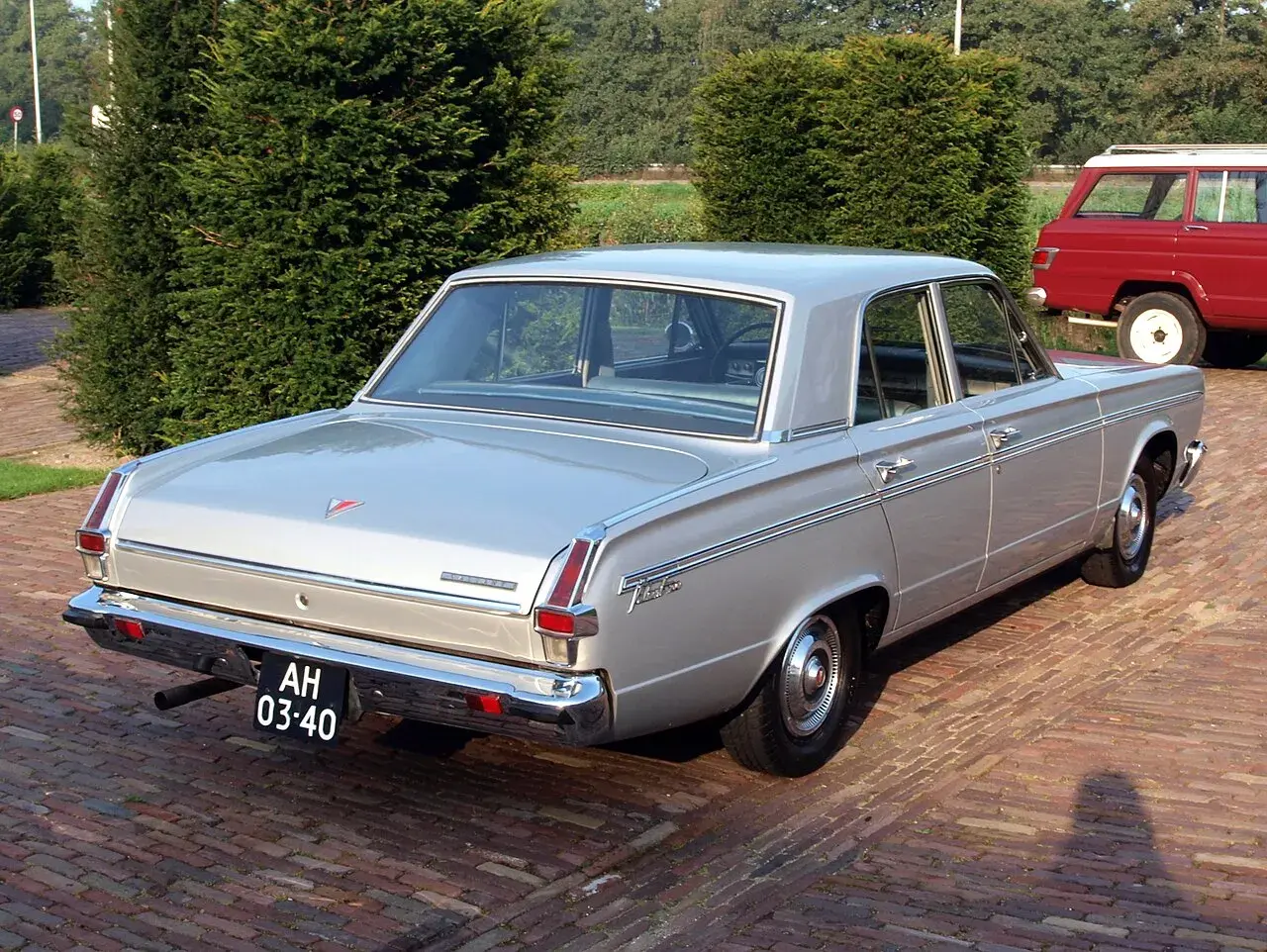 Silver Chrysler Valiant från 1960-talet parkerad på en tegeluppfart.