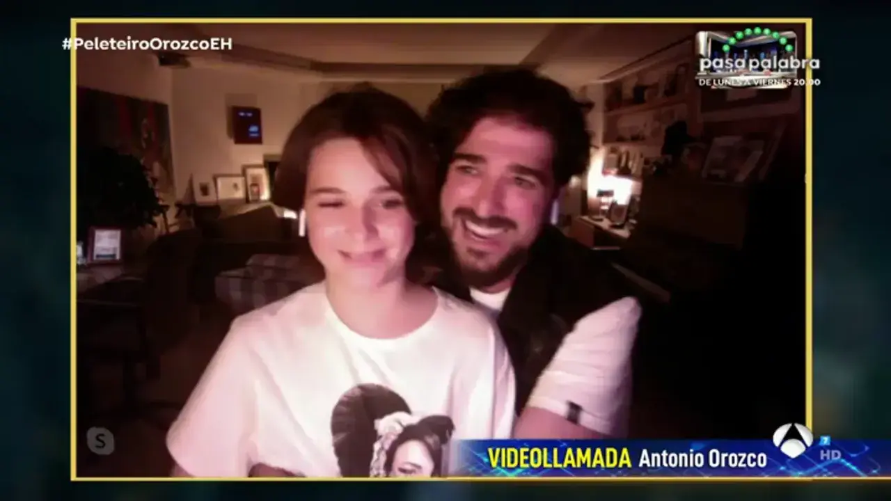 La pareja de Antonio Orozco sonríe en una videollamada. Él la abraza por detrás, ambos con auriculares.