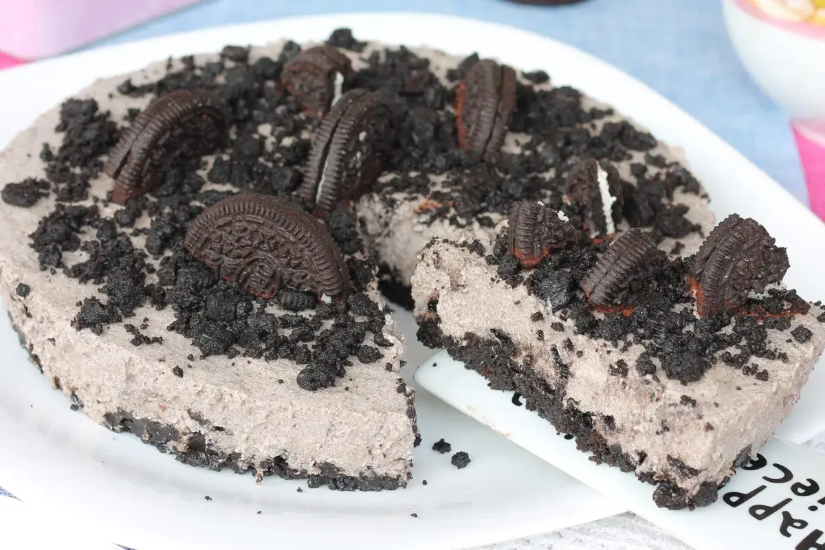Una golosa torta oreo, con biscotti sbriciolati e interi a decorare la sua cremosa superficie.