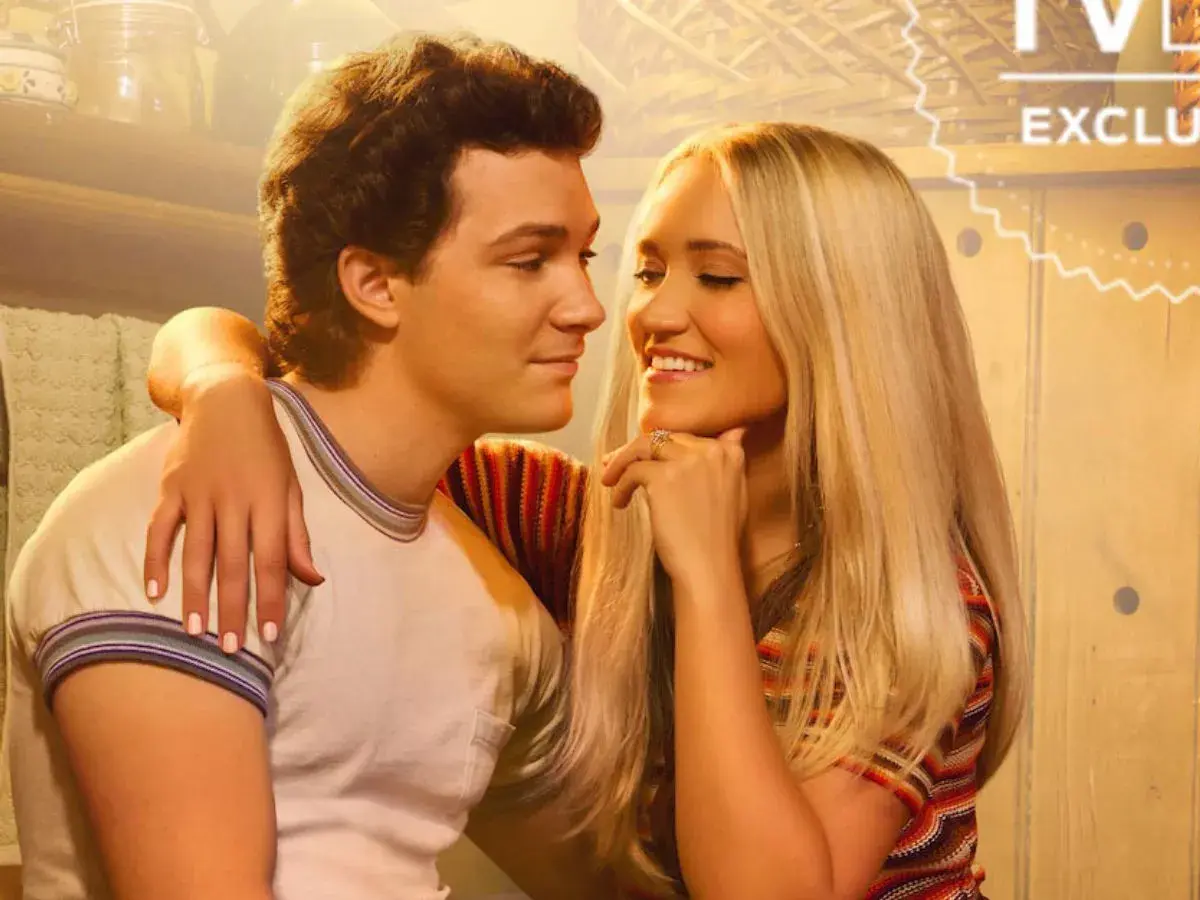 Georgie i Mandy, młodzi zakochani, patrzą na siebie z czułością. To może być zapowiedź ich pierwszego małżeństwa.