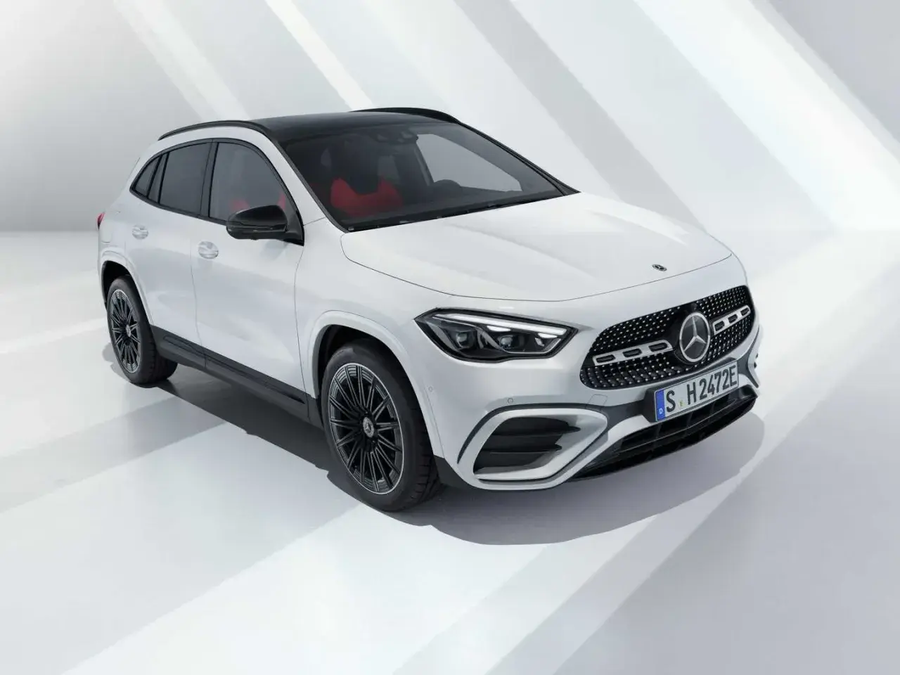 Nuova Mercedes GLA 2026 bianca con interni rossi, un SUV compatto ed elegante pronto per il futuro.