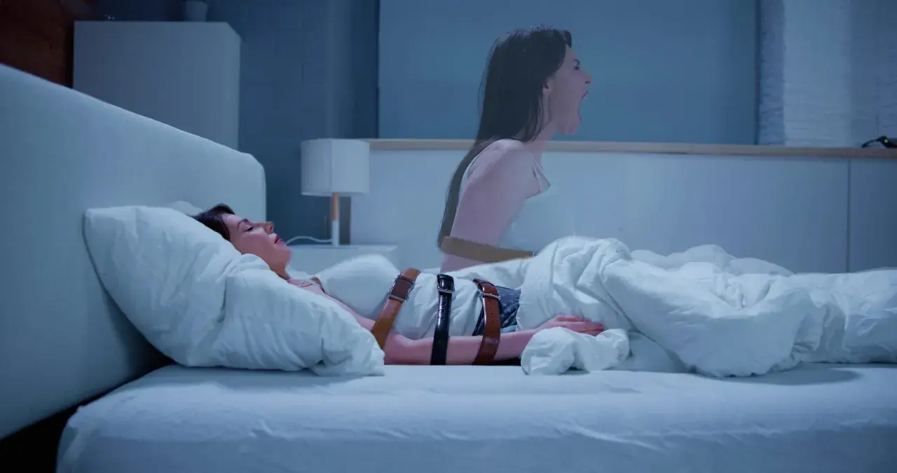 Paralisi del sonno: una donna legata nel letto, con un'ombra di sé che urla. Cosa vedi?