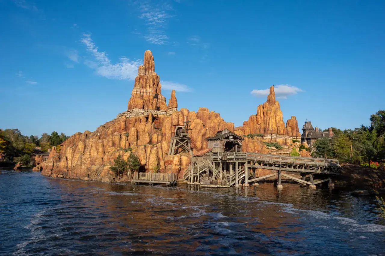 Big Thunder Mountain Railroad, eine der beliebtesten Disneyland Attraktionen, ragt majestätisch über einem Fluss auf.