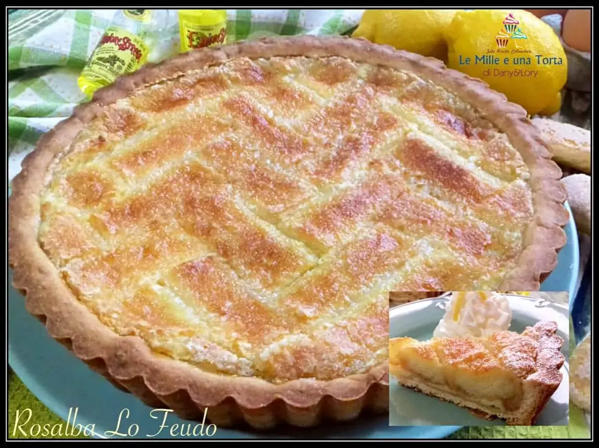 Deliziosa crostata beneventana con un ripieno dorato e una griglia di pasta frolla. Accanto, una fetta servita con panna montata.
