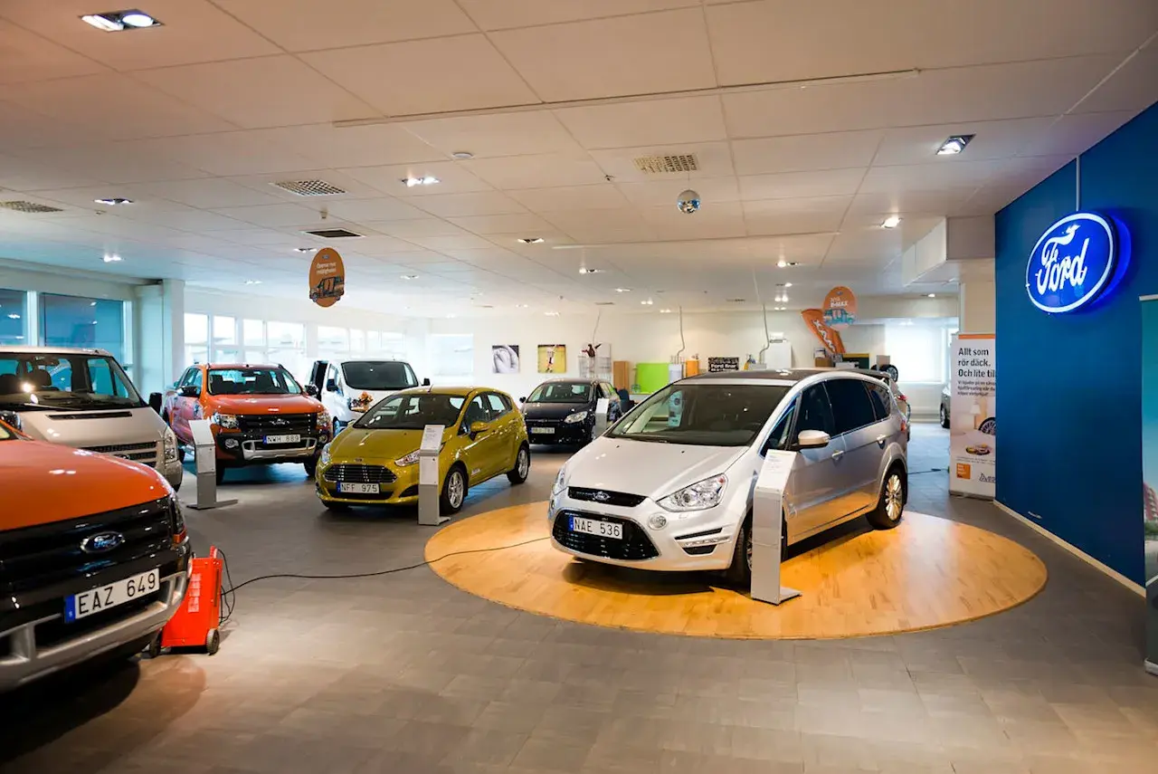 Ford-återförsäljare med flera bilar, inklusive en silverfärgad S-Max årsmodell 2015, en gul Ford Fiesta och en orange Ford Ranger.