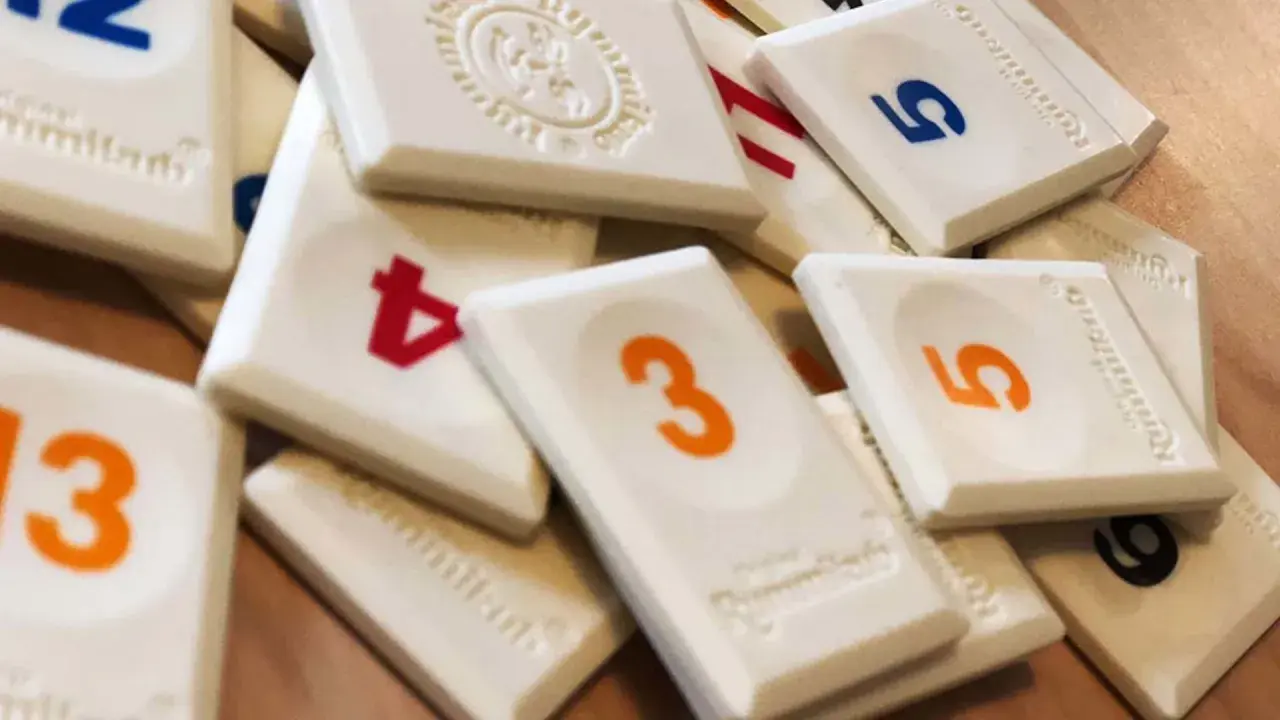 Kafelki do gry rummy z cyframi 3, 4, 5, 6, 12 i 13.