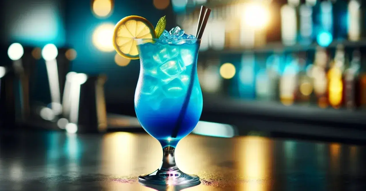 Orzeźwiający blue lagoon drink z lodem, plasterkiem cytryny i miętą, stojący na barze w klubie.