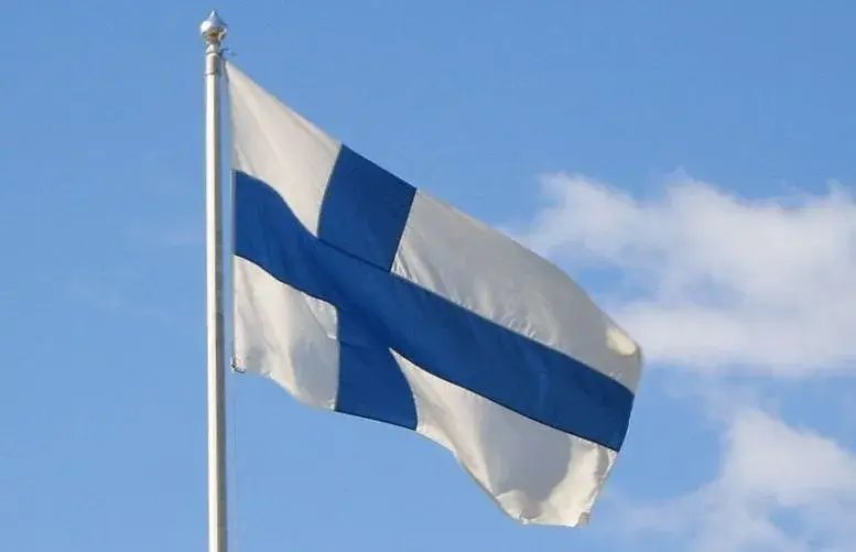 Flaga Finlandii: Co symbolizuje biel i błękit? Poznaj jej sekrety