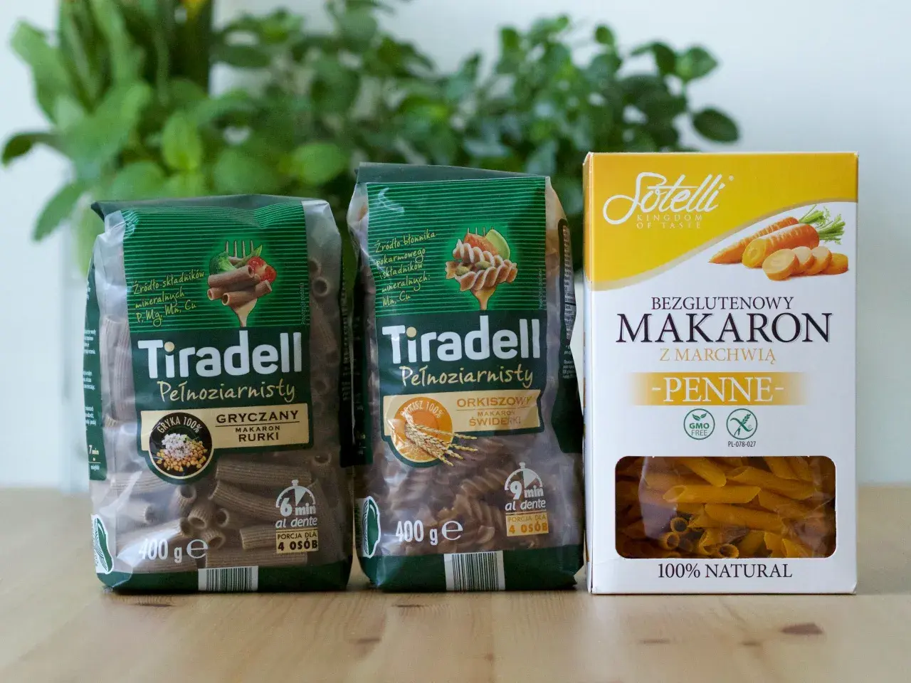 Dwa opakowania makaronu pełnoziarnistego Tiradell i jedno opakowanie makaronu bezglutenowego Sotelli z marchwią.