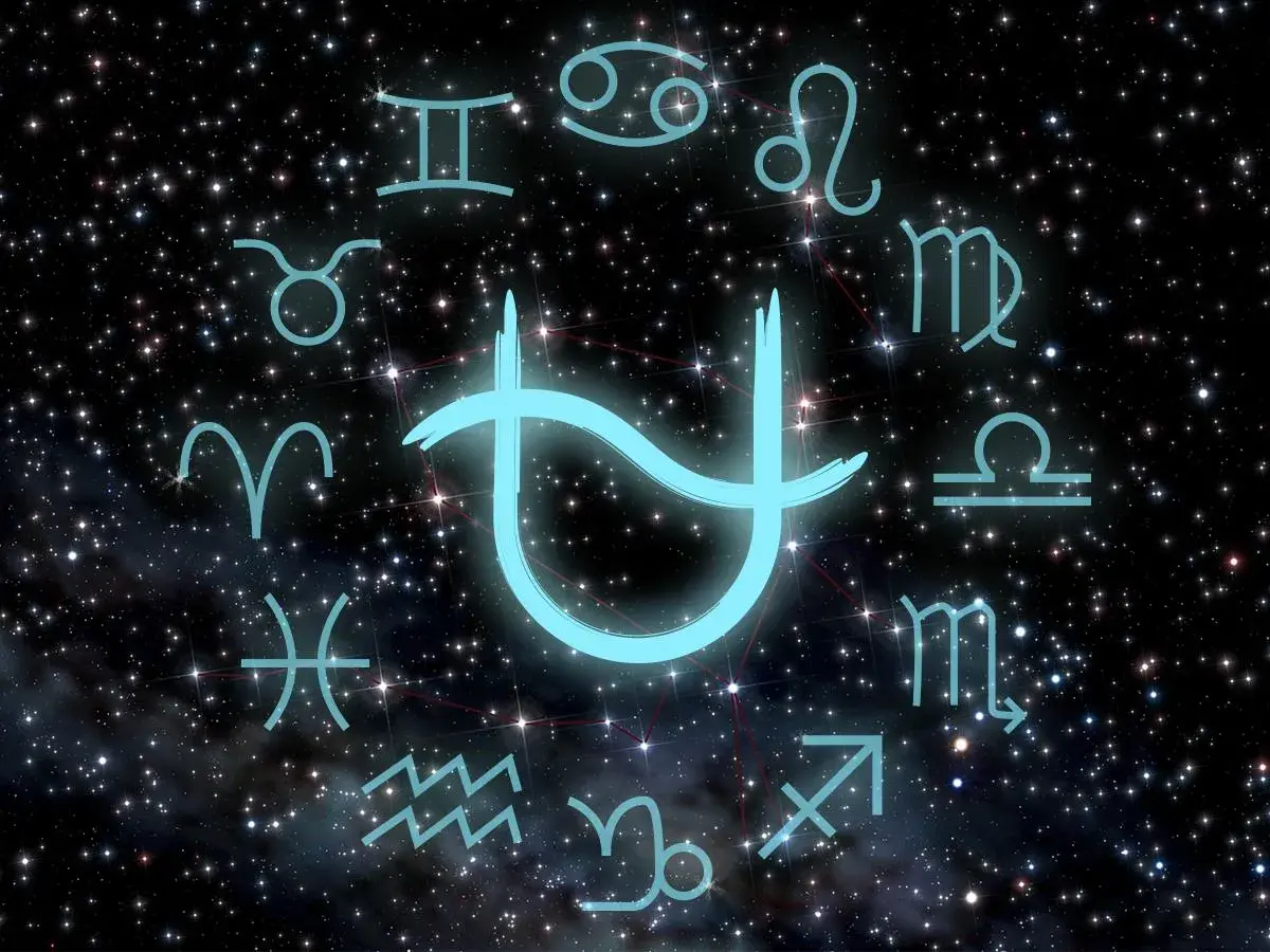 Jasnoniebieski symbol, być może nowy znak zodiaku, otoczony tradycyjnymi symbolami zodiaku na tle rozgwieżdżonego nieba.