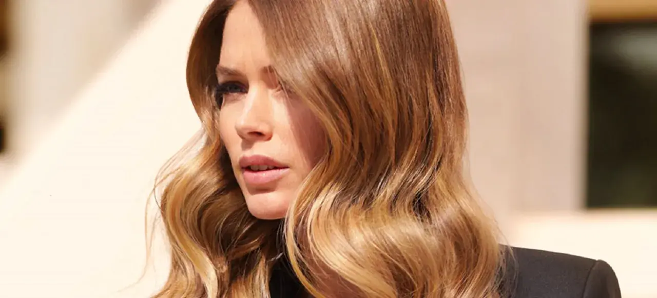 Capelli con sfumature ombré, onde morbide e un look naturale che cattura la luce.