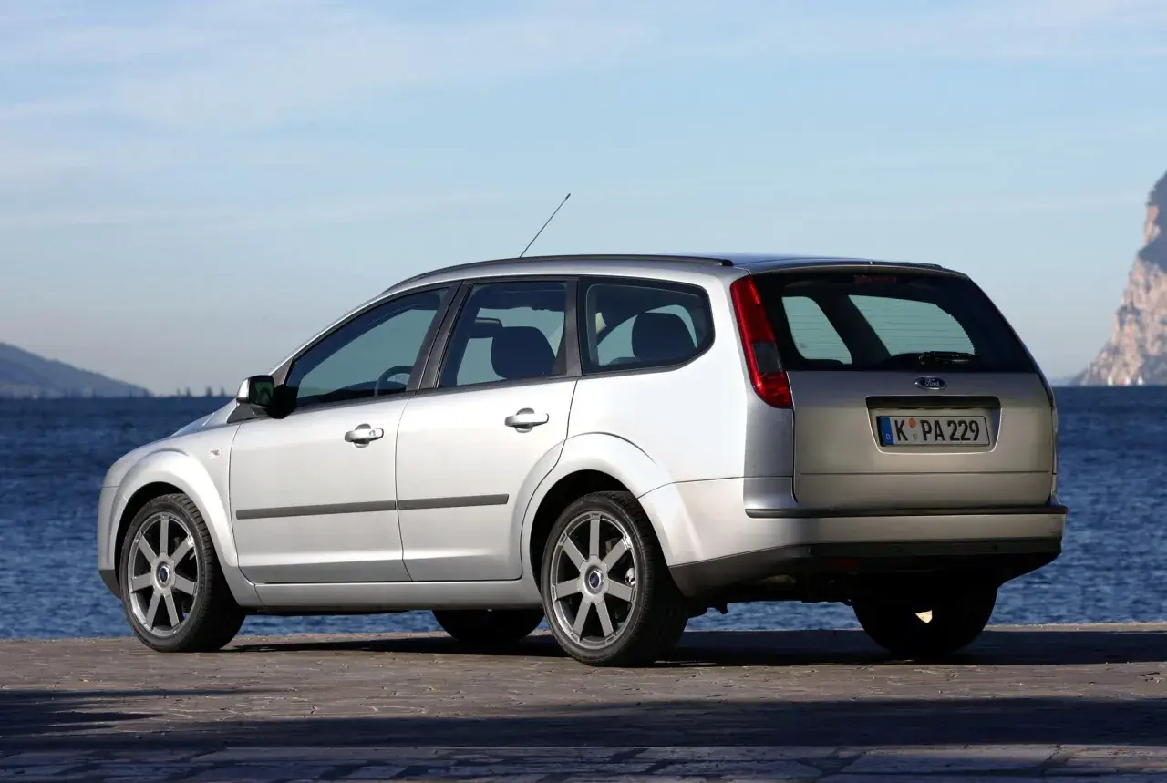 Srebrny Ford Focus MK2 1.6 benzyna na tle błękitnego nieba i morza.