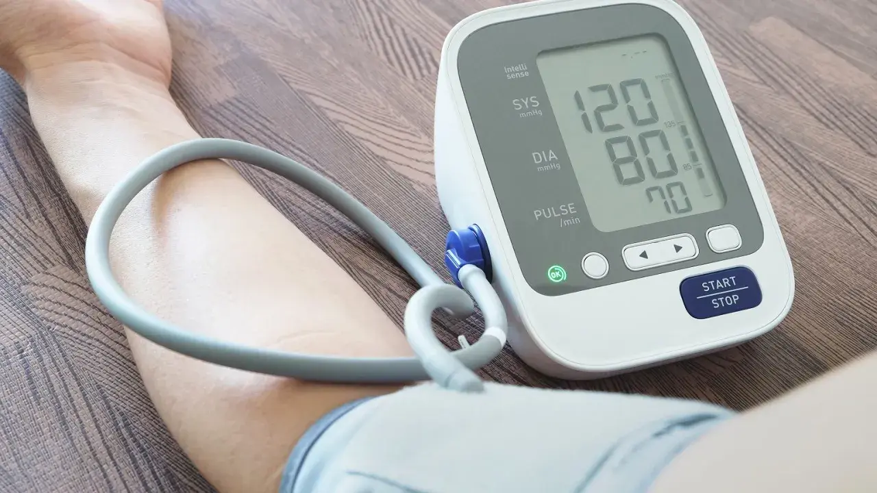 Ciśnienie krwi tabela wiekowa: aparat mierzy ciśnienie 120/80 mmHg i puls 70.
