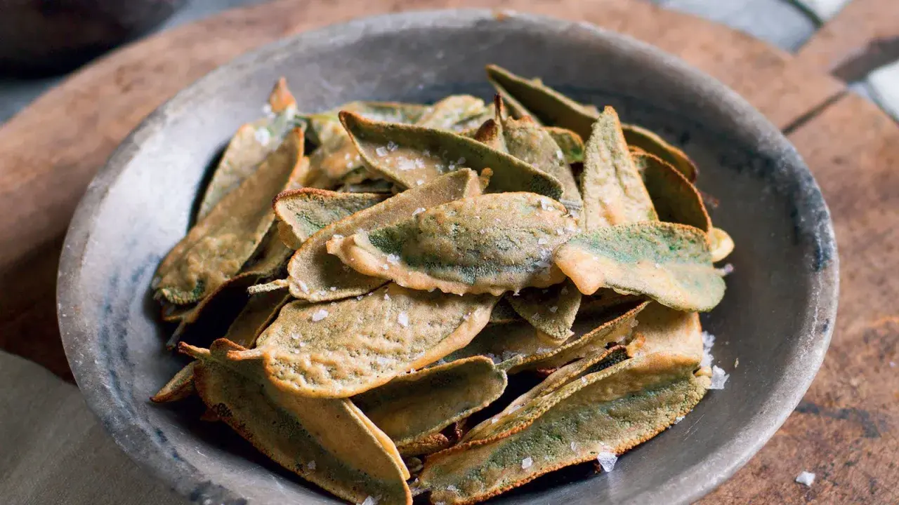 Croccanti foglie di salvia fritte, un'idea sfiziosa per le tue ricette con salvia. Sale grosso a scaglie.