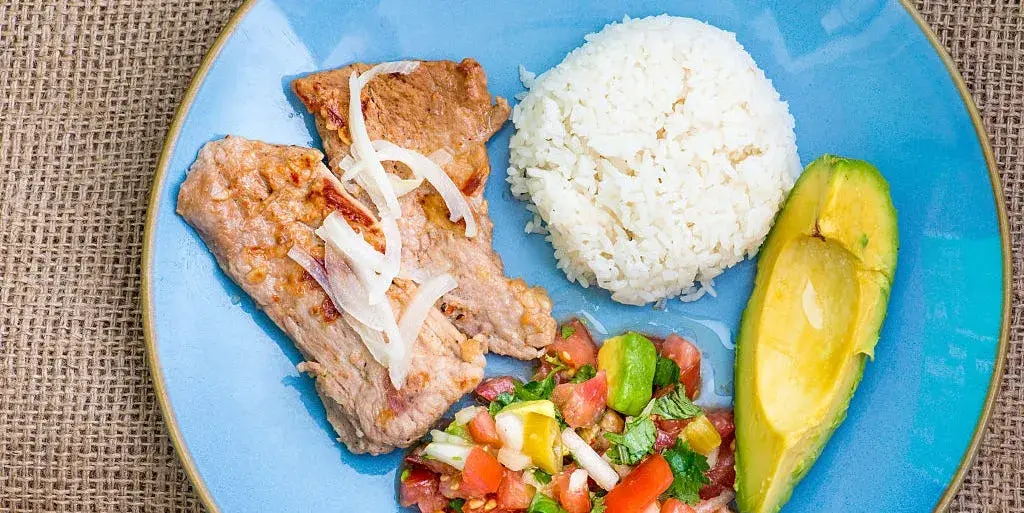 La dieta para gimnasio hombre que realmente potencia tu masa muscular