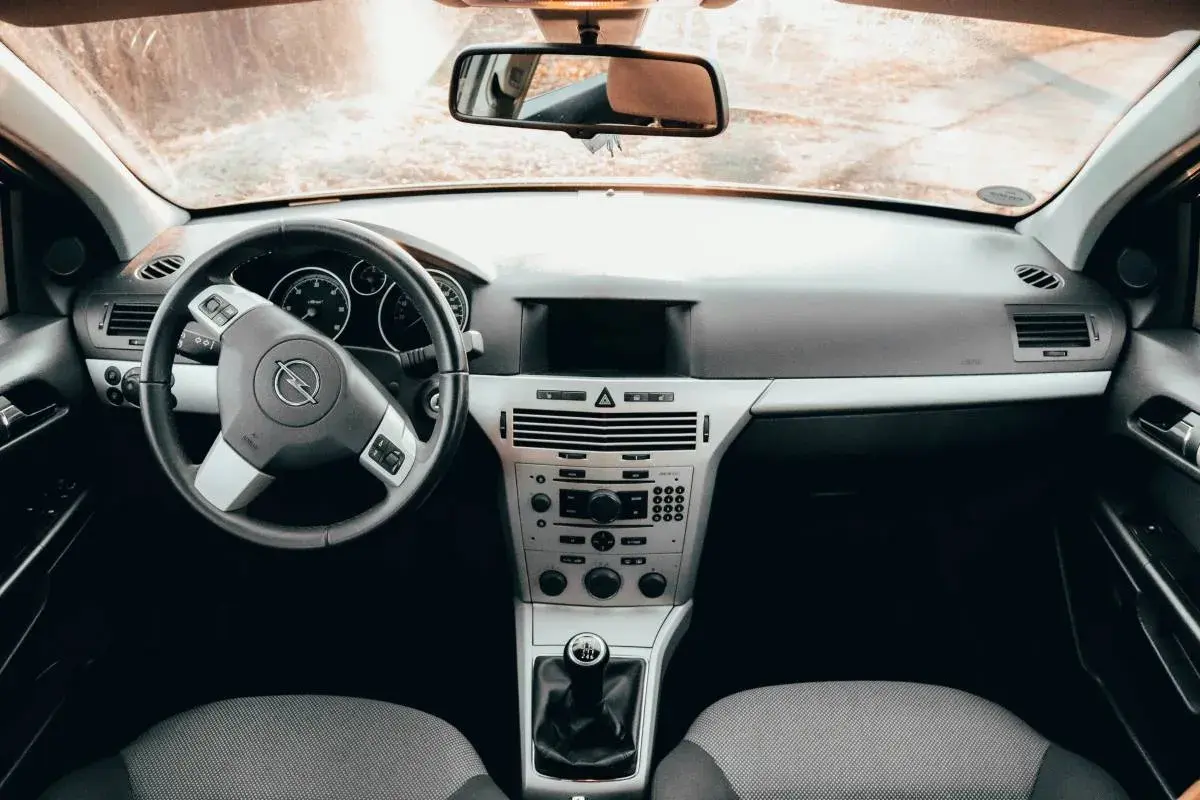 Ile pali Opel Astra 1.6 benzyna? Rzeczywiste spalanie i koszty użytkowania