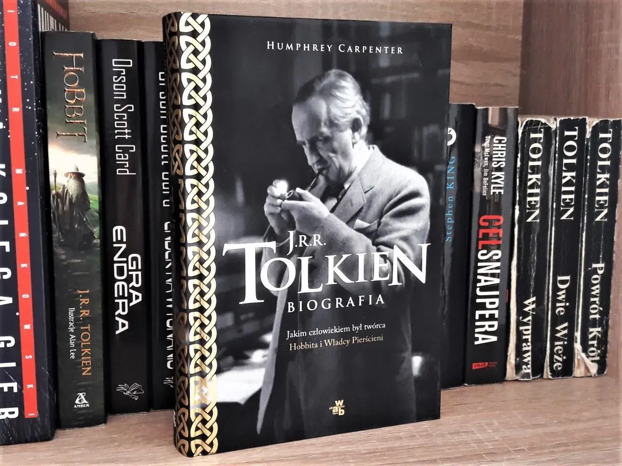 Biografie sławnych ludzi na półce: "J.R.R. Tolkien. Biografia", "Hobbit", "Gra Endera", "Celsnajpera" i inne.