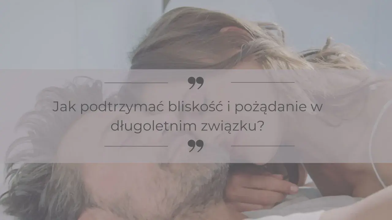 Para w intymnej chwili. Tekst pyta: "Jak podtrzymać bliskość i pożądanie w długoletnim związku?", sugerując temat życia erotycznego.