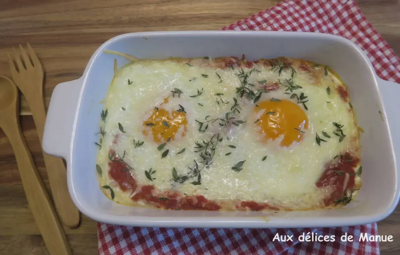 Délicieux œuf au four à l'italienne, gratiné et parsemé d'herbes fraîches. Une recette simple et savoureuse.
