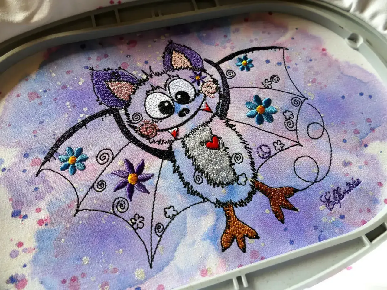 Ein süßes Fledermaus-Motiv, perfekt für seidenmalerei mit kindern. Bunte Blumen und funkelnde Details machen es zu einem Hingucker.