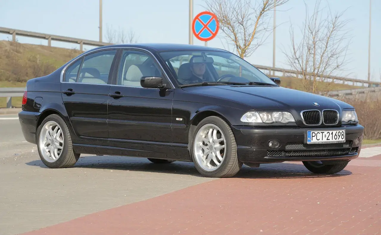 Czarne BMW E46 po lifcie, idealne do wyboru żarówki.