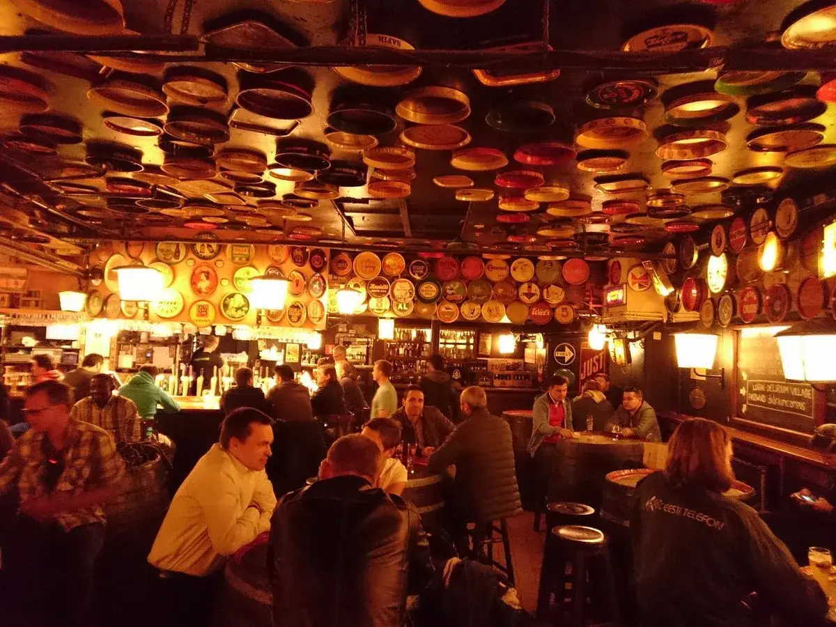 Interno di un locale a Bruxelles, con il soffitto e le pareti ricoperti di tappi e dischi di latta. Un'atmosfera da vero delirium.