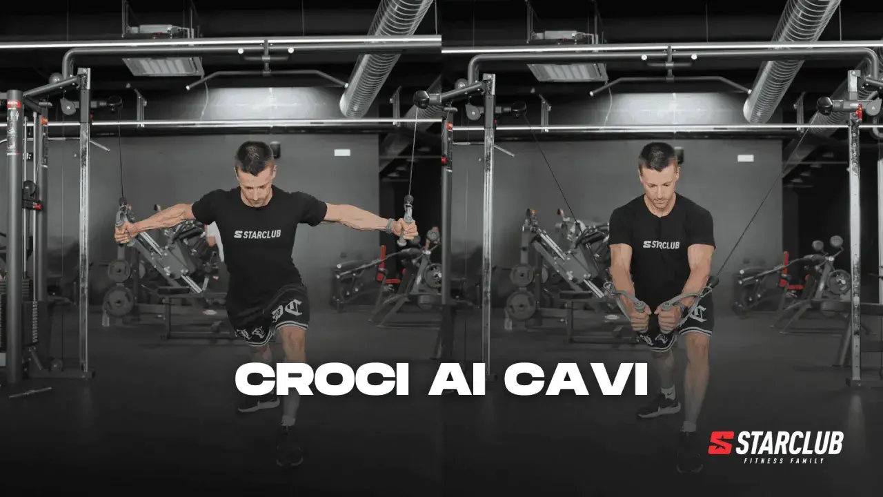 Uomo in palestra esegue croci ai cavi per allenare il petto. Movimento fluido e concentrato.