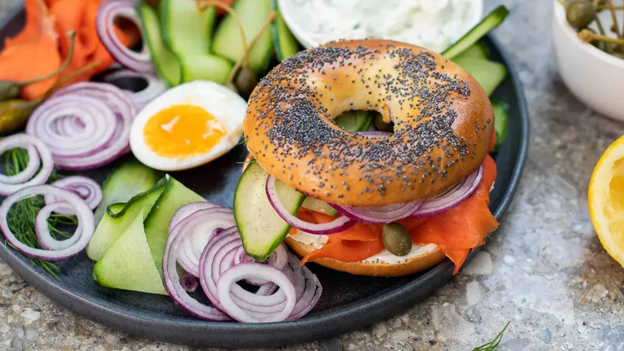 En bagel med lax, färskost, rödlök, gurka och kapris. Ett perfekt brunch recept för en lyxig start på dagen.