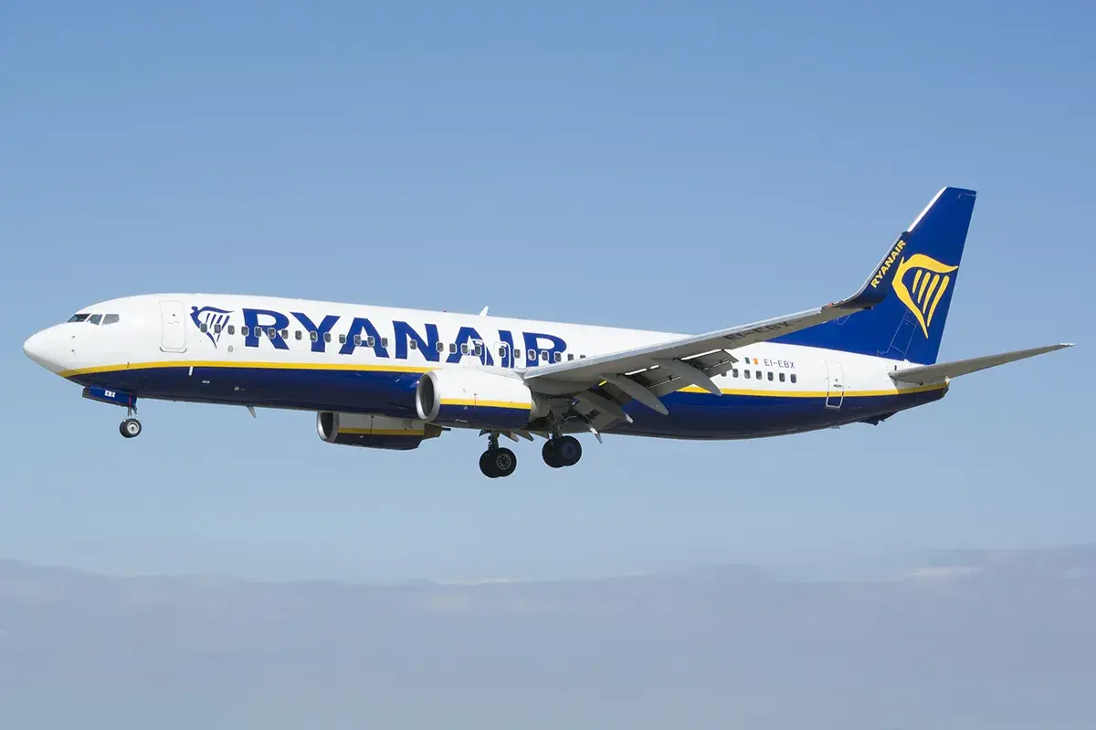 Samolot Ryanair w locie. Linia lotnicza posiada setki maszyn, a ta jedna z nich jest gotowa do lądowania.